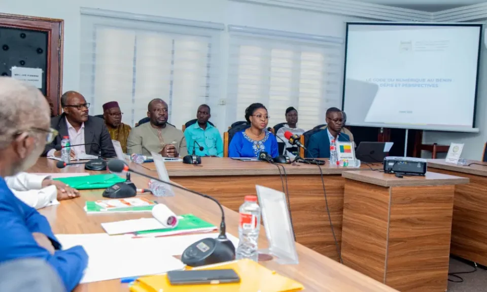 Les membres du Conseil économique et social (CES) ont évoqué ce jeudi 24 juillet 2025 à Cotonou, le contenu du Code du numérique avec la ministre Aurélie Adam Soulé Zoumarou. Un accent particulier a surtout été mis sur les points sujets à controverse de la loi.