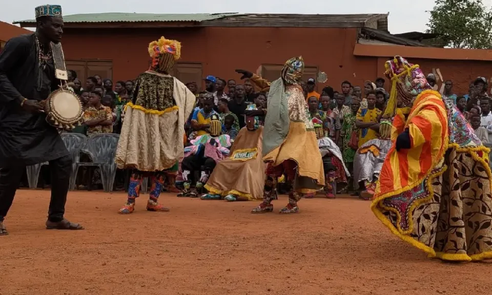 Depuis le 2 août 2025, Porto-Novo accueille la deuxième édition du Festival des masques. La célébration haute en couleur est marquée par une série de manifestations qui émerveillent les visiteurs.