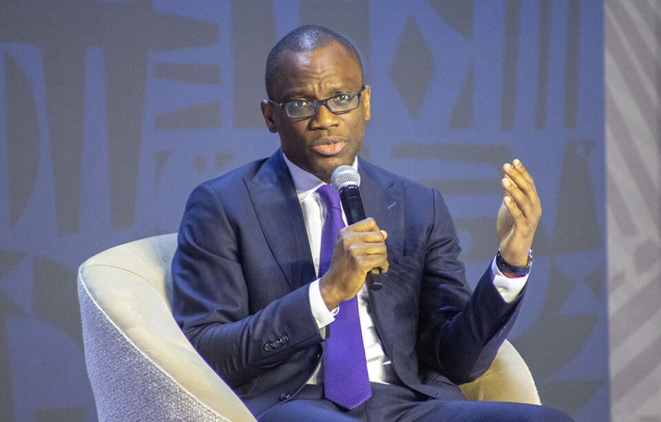 Des propos qualifiés de “xénophobes” visant la communauté béninoise au Gabon dans un contexte de restrictions économiques imposées aux étrangers dans le pays suscitent une vague de colère sur les réseaux sociaux depuis le 12 avril. Le Bénin a appelé lundi 18 août 2025 les internautes des deux pays à faire preuve de “fraternité dans leurs publications”. 