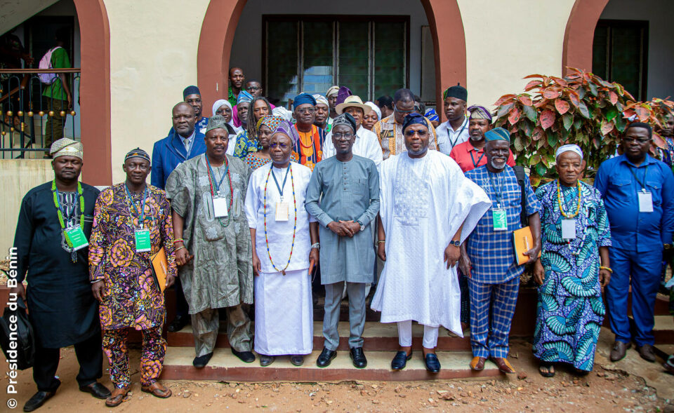 La ville de Porto-Novo vibre les 2 et 3 août 2025 au rythme de la deuxième édition du Festival des masques. L’événement mêle tradition, spiritualité et science. Le festival s’est ouvert par un colloque scientifique de haut niveau, axé sur le thème central : “Ifá Òrúnmìlà : introduction à une épistémologie”.