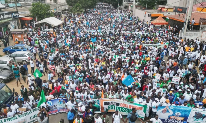 Elections en Côte d’Ivoire : l’opposition manifeste à Abidjan contre la candidature de Ouattara