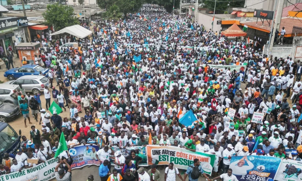 Elections en Côte d’Ivoire : l’opposition manifeste à Abidjan contre la candidature de Ouattara