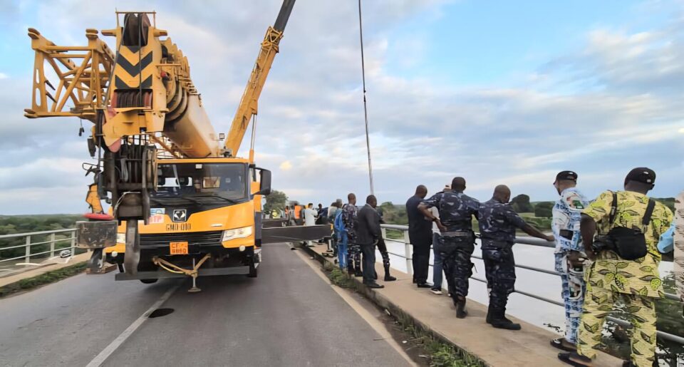Un bus de la compagnie STM en provenance de Lomé pour Niamey a été victime d’un accident dans la nuit du 17 août 2025 sur la route Inter-États N°2. Le bilan provisoire fait état d’un mort, neuf rescapés et quarante-quatre personnes portées disparues.
