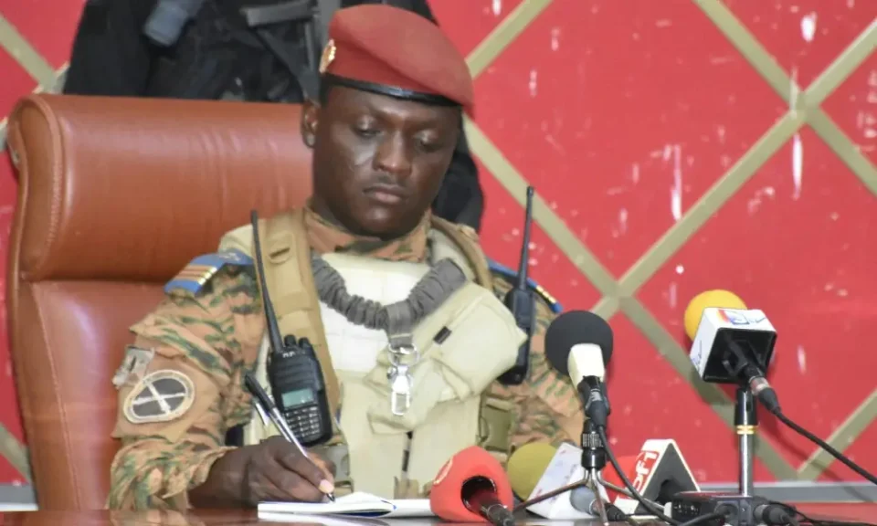 Au Burkina Faso, une loi va sanctionner les auteurs de pratiques homosexuelles. Le texte adopté le lundi 1er septembre 2025 prévoit des peines pouvant aller jusqu'à cinq ans de prison.