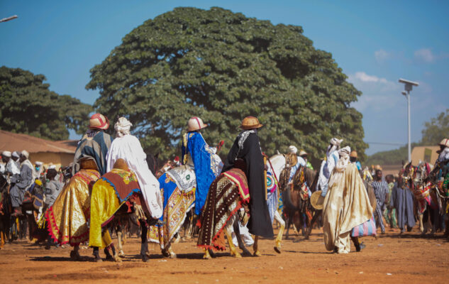 La ville de Nikki vibre au rythme de la Gaani, fête identitaire et rituelle des peuples Bariba et Wassangari. Ce samedi 6 septembre 2025, l’étape la plus attendue de la célébration s’est tenue : le parcours rituel, dirigé par le souverain Séro Torou Toukossari.
