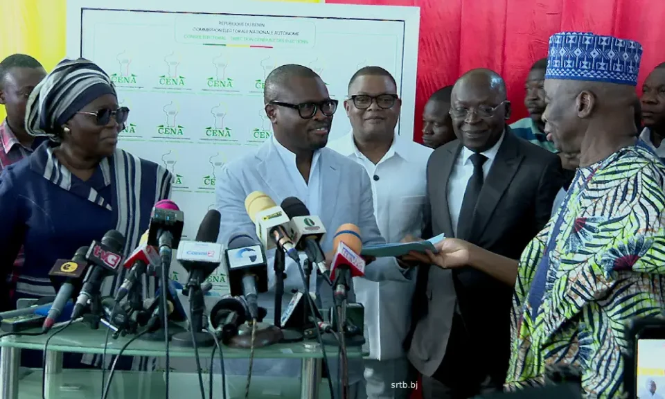 Le duo de la majorité présidentielle, Romuald Wadagni et Mariam Chabi Talata Zimé, a déposé le 13 octobre 2025 à la CENA son dossier de candidature pour la présidentielle de 2026. C’est le premier duo à accomplir cette formalité depuis l’ouverture du dépôt le 10 octobre dernier.