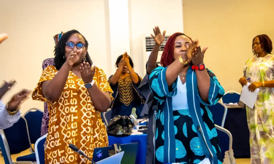 Du 29 au 30 septembre 2025, un forum inédit à Cotonou a réuni des acteurs étatiques et de la société civile autour des droits à la santé sexuelle et reproductive au Bénin. Organisée par le Réseau des femmes leaders pour le développement (RFLD), Equality Now et la coalition SOAWR, la rencontre a permis de clarifier les conditions d’application de la loi sur l’avortement médical, en conformité avec l’article 14 du Protocole de Maputo.