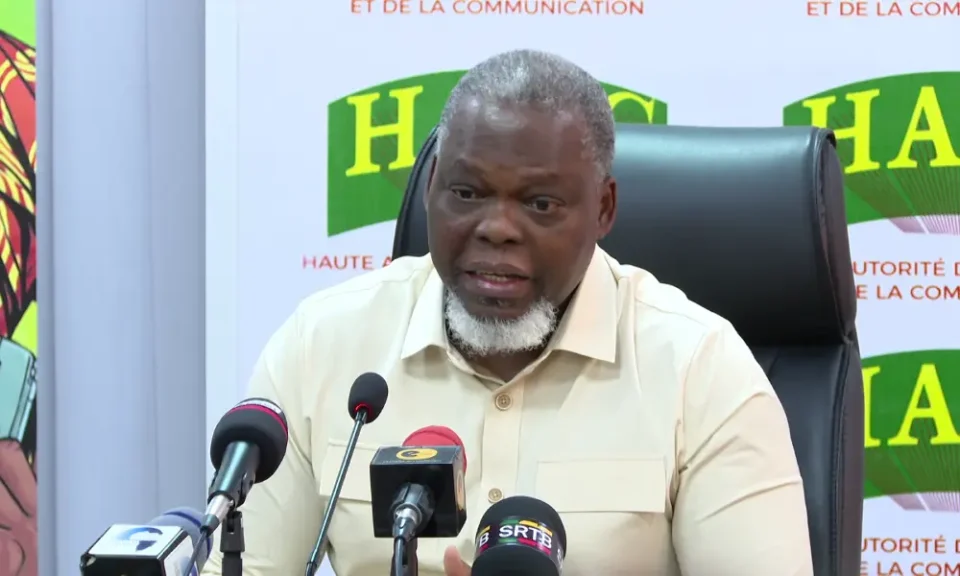 La Haute autorité de l’audiovisuel et de la communication (HAAC) a retiré la carte de presse à 130 journalistes et suspendu certains médias le 13 novembre 2025. Les différentes décisions sont motivées par “une nécessité de faire le ménage” dans le milieu de la presse selon Edouard Loko, président de la HAAC.  