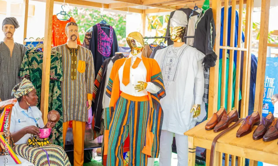 Au Bénin, l’artisanat constitue un vivier d’emplois et un maillon essentiel du tissu économique. Plus de 300 métiers y sont répertoriés, répartis dans quatre grands secteurs : le bâtiment, l’alimentation, la fabrication et les services.