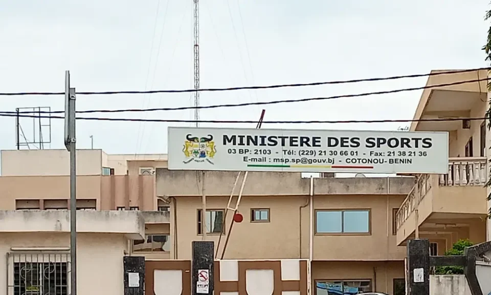 Dans sa volonté de faire du Bénin une véritable nation sportive, le gouvernement a engagé depuis 2016 plusieurs réformes et programmes destinés à dynamiser la pratique du sport dans notre pays. Parmi les actions phares, la restructuration des Directions techniques nationales (DTN) occupe une place de choix, notamment dans les disciplines comme le football, le handball, le volleyball, le basketball et l’athlétisme.