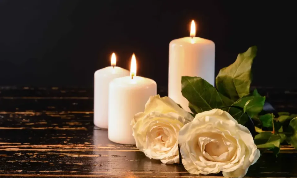 Allumer une bougie, déposer une fleur pour un mort autant de gestes qui ont valeur de prière. Derrière les mots, les actes ou les silences, une même question universelle demeure : pourquoi prions-nous encore pour ceux qui ne sont plus ?