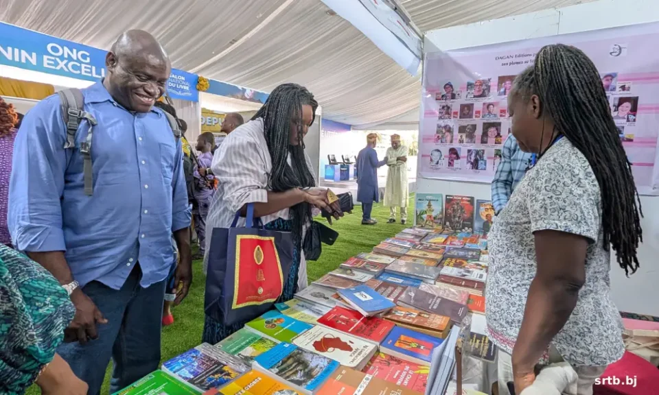 Au Bénin, le Salon national du livre, édition 2025, est ouvert depuis le 19 novembre. Un moment unique annuel permettant aux grandes voix de la littérature, des lecteurs et autres acteurs de la chaîne du livre de renforcer leurs échanges, surtout entre écrivains africains et de la diaspora.