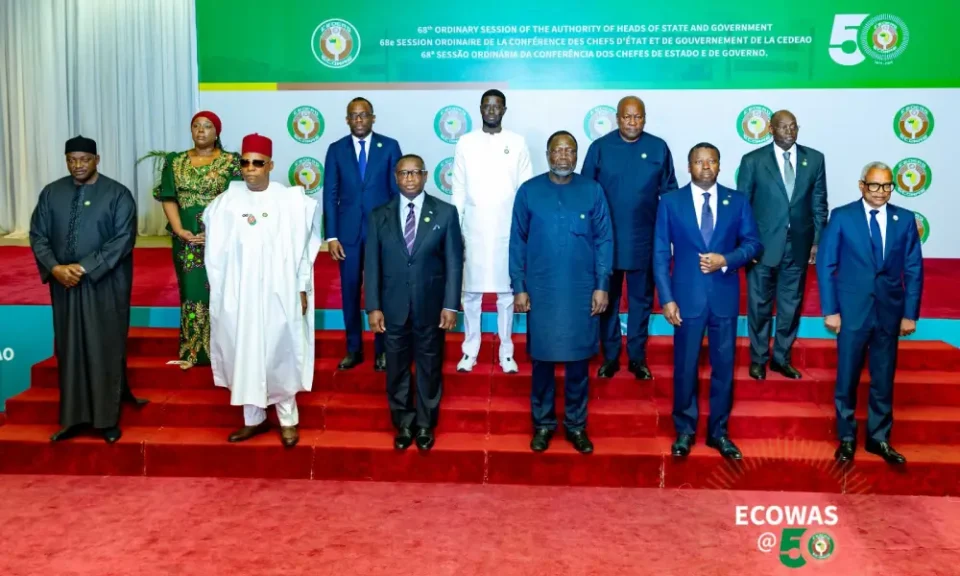 Dans ce nouveau numéro de l’émission Géostratégie, Radio Bénin propose une analyse approfondie des décisions issues du 68ᵉ sommet de la CEDEAO, tenu le 14 décembre 2025 au Nigeria, et ayant réuni les chefs d’État et de gouvernement de la Communauté.