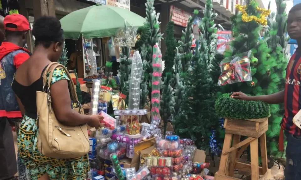 Guirlandes scintillantes, vitrines illuminées : les fêtes de fin d’année s’annoncent. Mais derrière les portes des foyers, les dépenses se multiplient : cadeaux, repas, habillement, déplacements ; mettant les budgets à rude épreuve et exacerbant les tensions familiales.