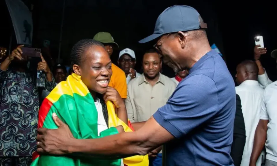 Patrice Talon a effectué une visite surprise à Keith Sonon, cheffe en lice pour la conquête du marathon culinaire du Guinness World Records. 