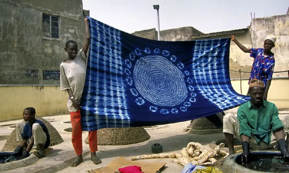 Tissu indigo : entre héritage ancestral et modernité vestimentaire