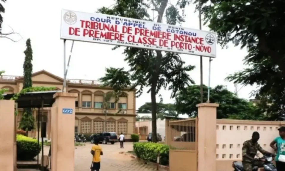 Trois agents de santé ont été reconnus coupables d’homicide involontaire d’une femme en couche au CHU de l’Ouémé. Depuis l’annonce de la décision, le 11 mars 2026, diverses associations du corps médical expriment leur solidarité. 