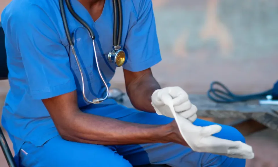 Au Bénin, la grève des médecins stagiaires en spécialisation dans les centres hospitaliers a été suspendue. Leur collectif a appelé à la reprise de service le 16 mars 2026 après avoir rencontré le chef de l’Etat.