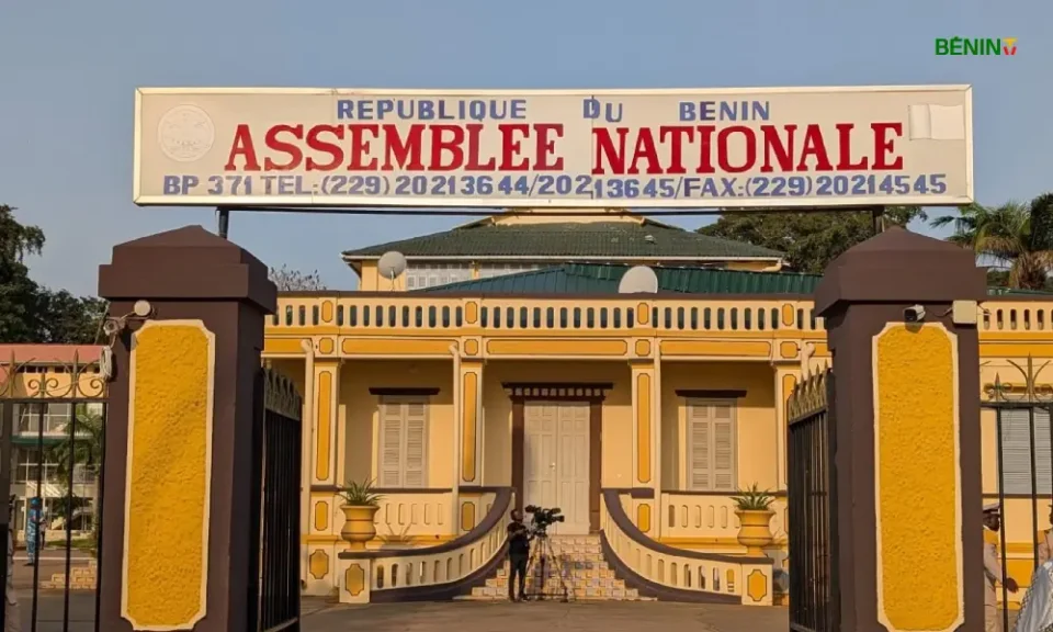 Le Parlement béninois ouvre ses travaux le 15 avril 2026. Cette reprise d’activité est couplée à l’investiture de Joseph Djogbénou, président de l’Assemblée nationale, 10e législature.