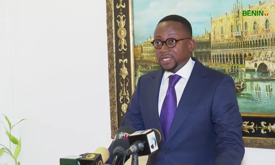 Ce lundi 20 avril, le procureur spécial près la CRIET s'est prononcé sur la situation de Kemi Seba, de son vrai nom Stellio Gilles Robert Capo Chichi, mis aux arrêts en Afrique du Sud le 13 avril 2026 pour de multiples infractions aux lois de ce pays.