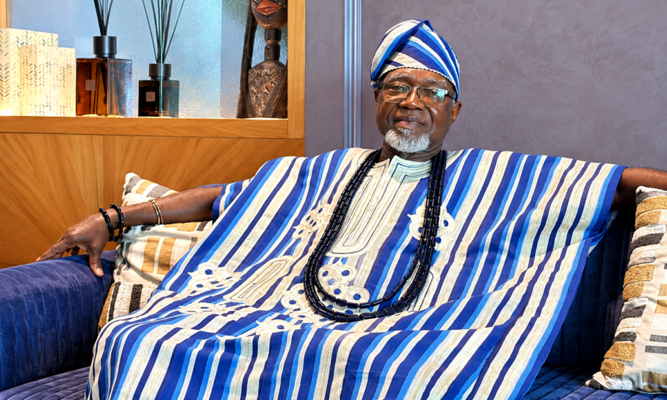 Sourou François Okioh célèbre 50 ans de carrière dans le cinéma béninois en 2026.