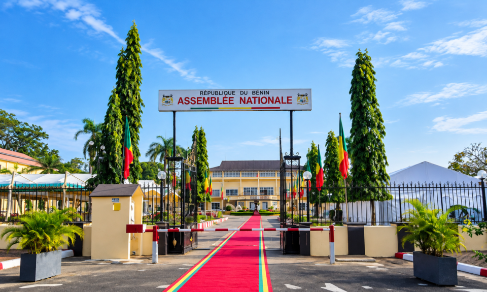 Le 21 octobre 2026, les députés de la 10ᵉ législature se retrouvent au Palais des gouverneurs, à Porto-Novo, pour la deuxième session ordinaire de l’année. Quels sont les enjeux de cette rencontre parlementaire, principalement consacrée à l’examen du budget de l’État pour 2027 ?
