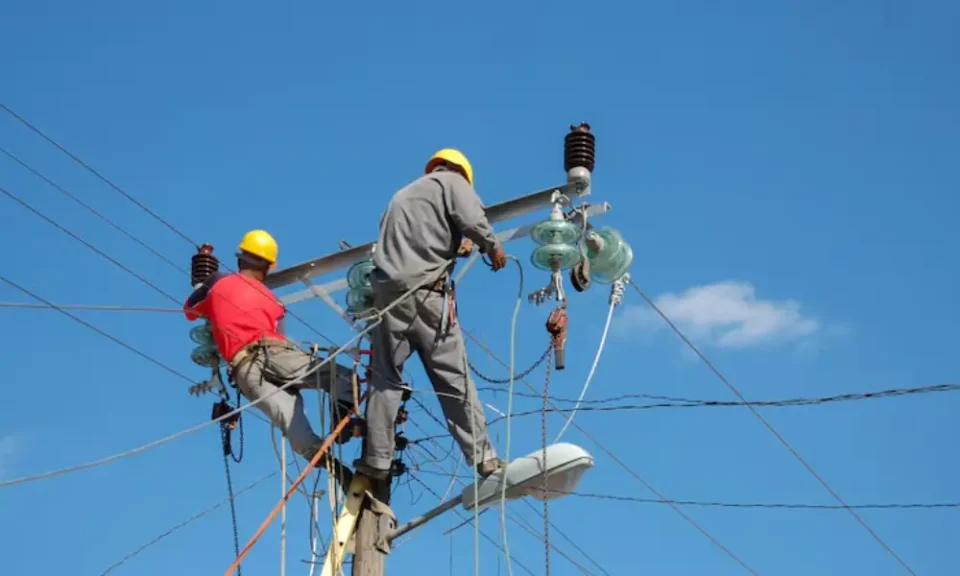 Les perturbations électriques enregistrées ces derniers jours dans plusieurs localités du Bénin sont liées à des difficultés d’approvisionnement en énergie électrique en provenance de l’extérieur, notamment du Nigeria et du Ghana, selon la Société béninoise d’énergie électrique (SBEE).